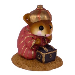 Mouse dressed as wise man with gift