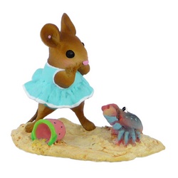 Girl mouse is approached by a scary crab