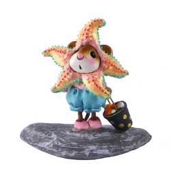 Girl mouse in starfish costume