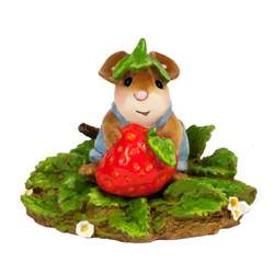 Child mouse helps with strawberry picking