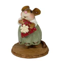 Lady mouse with giftwraped cheese
